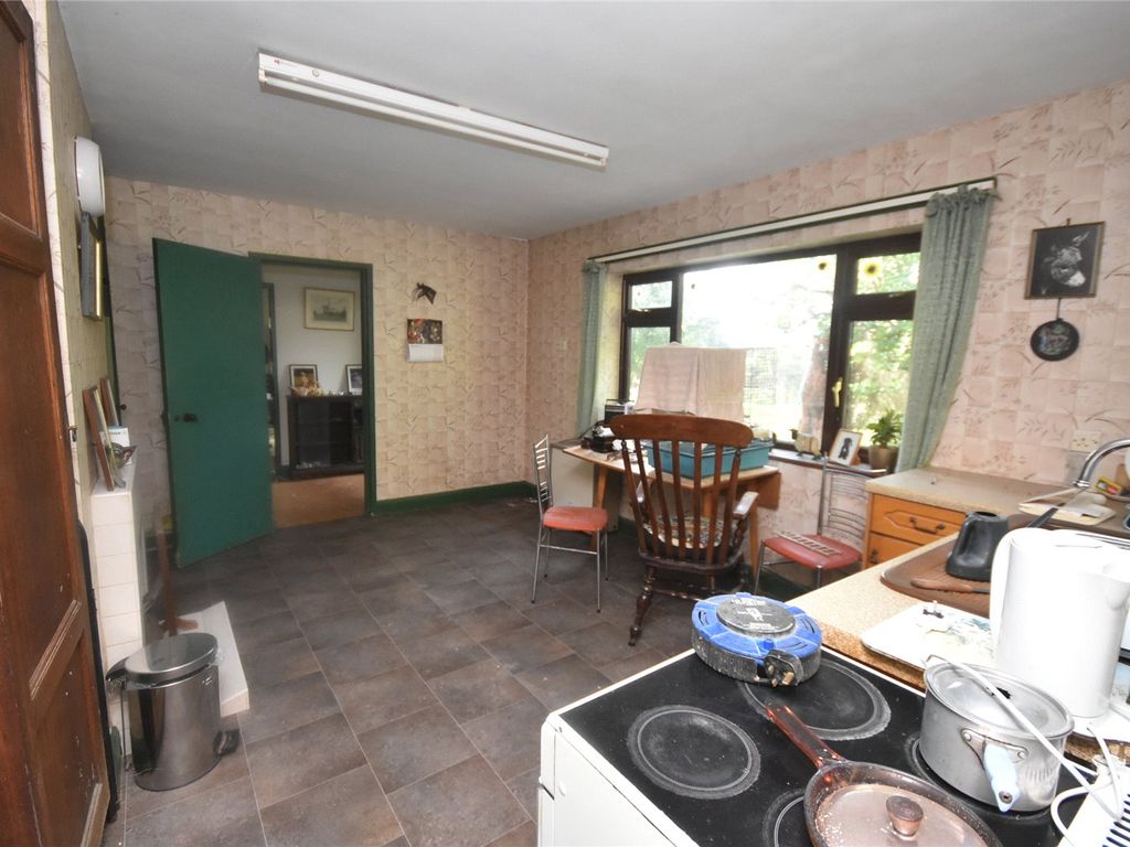 3 bed bungalow for sale in Worcestershire WR8 image 18