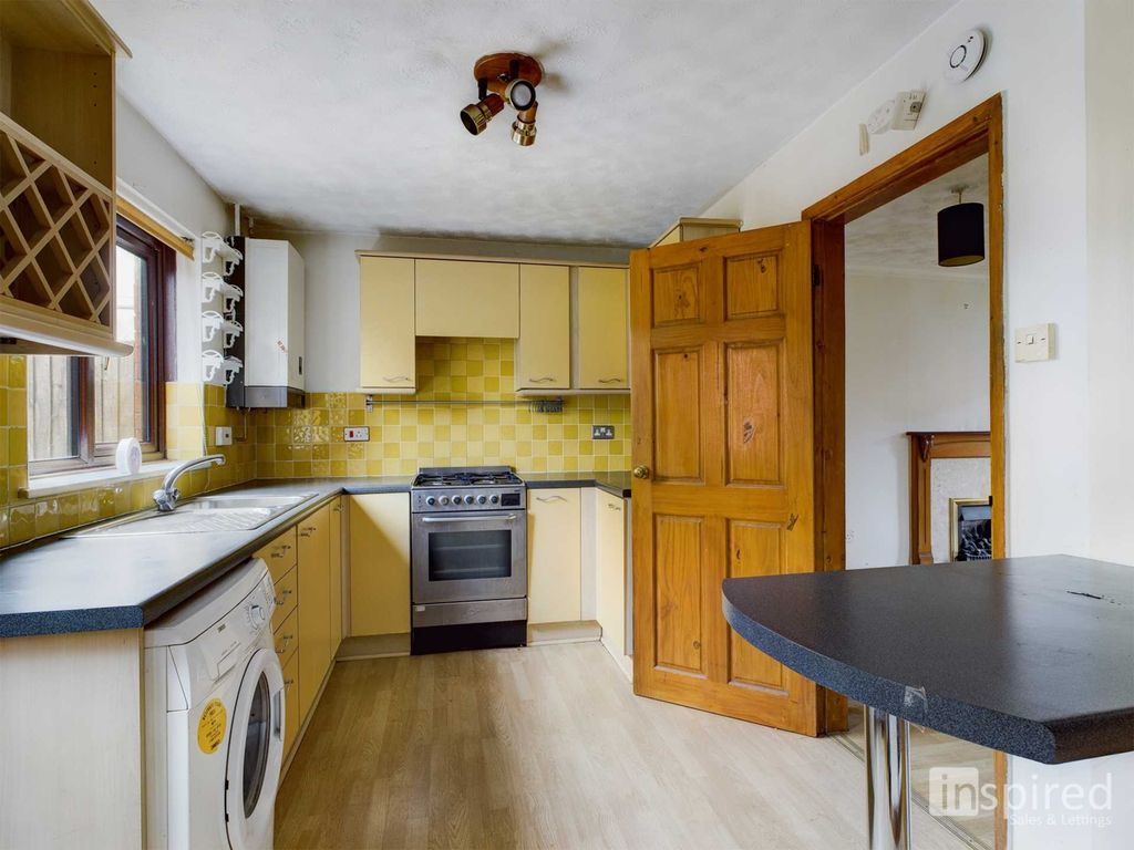 3 bed semi-detached house for sale in Buckinghamshire MK15 image 3