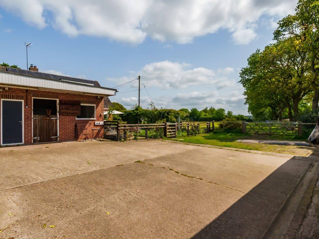 4 bed detached bungalow for sale in Shropshire TF9 image 3